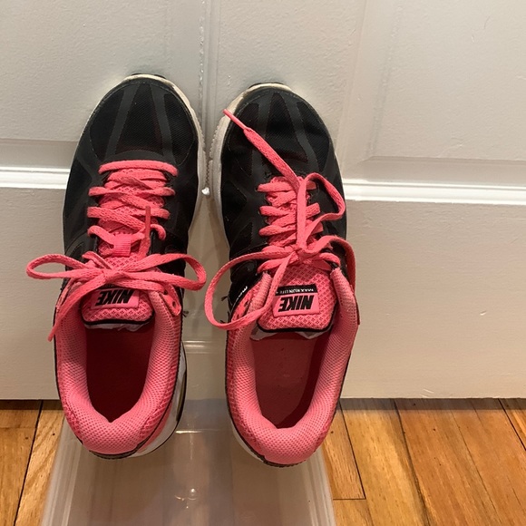 NIKE AIR PINK RUNNING SHOE Shoes - NIKE AIR, SIZE 7 1/2 BLACK & PINK RUNNING SHOE